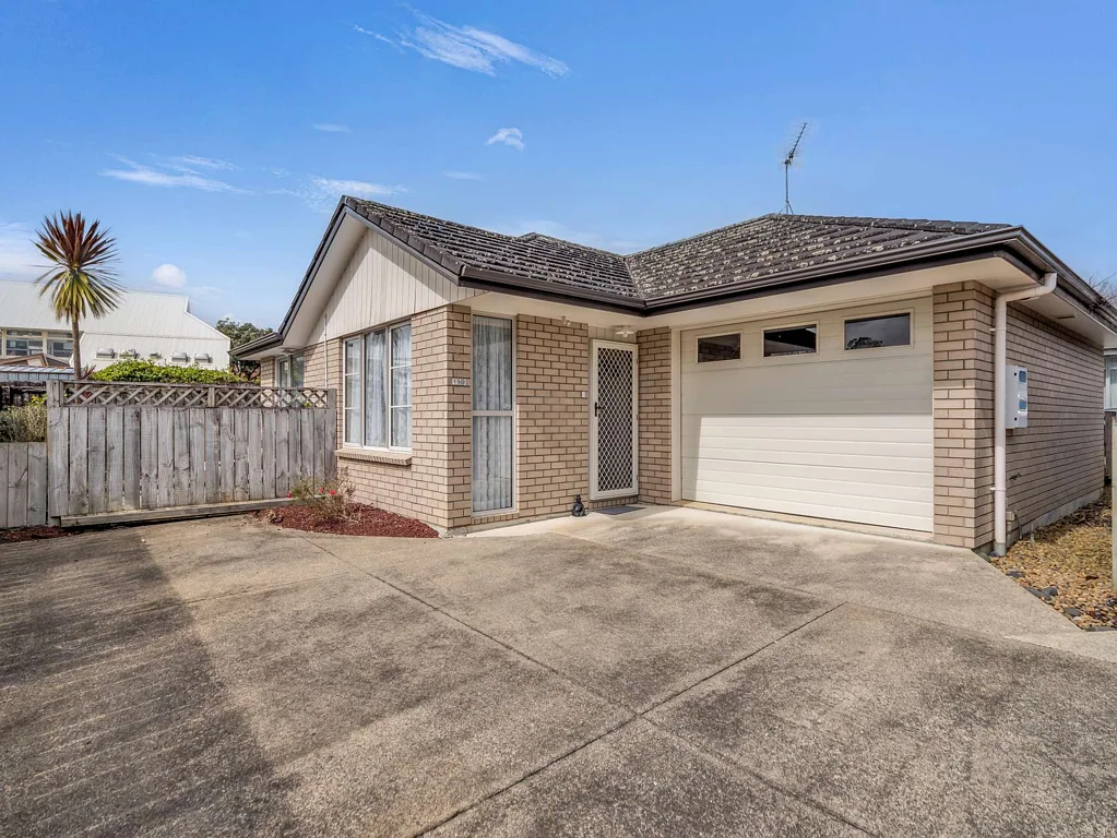 Pukekohe 2房  A Rare Find Just Steps from Town