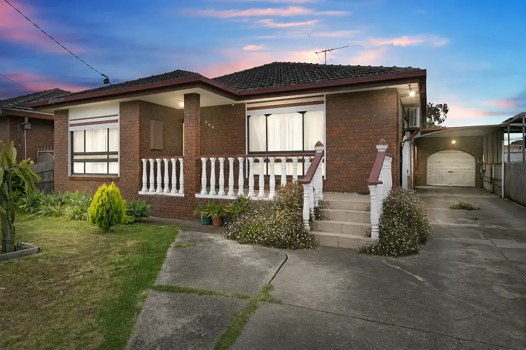SPACIOUS FAMILY HOME WITH HUGE GARAGE & SHED STORAGE