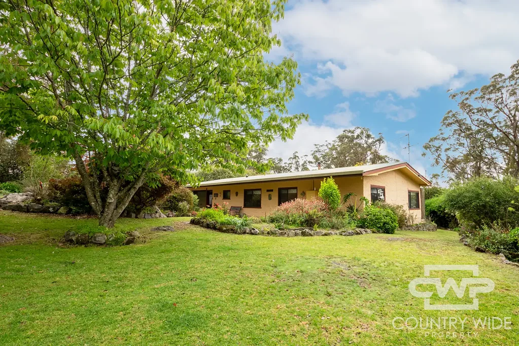 Glen Innes 4 Bedroom Charming Mud Brick Home on 5 Acres with Lush Gardens