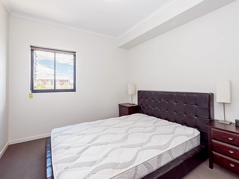SELF CONTAINED EXECUTIVE APARTMENT IN THE GLADSTONE CBD