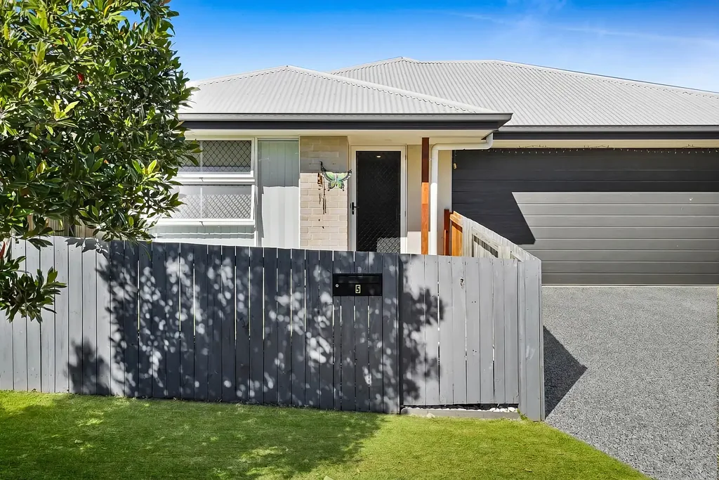 Yarrabilba 4ห้องนอน Outdoor Entertaining | Two Living Spaces | Available Now