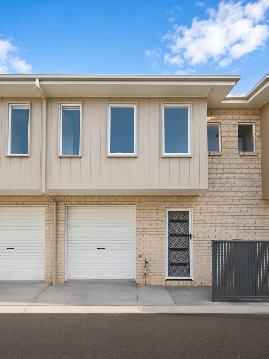 ***BRAND NEW*** 2 WEEKS FREE RENT*-3 BEDROOM TOWNHOUSE AVAILABLE NOW