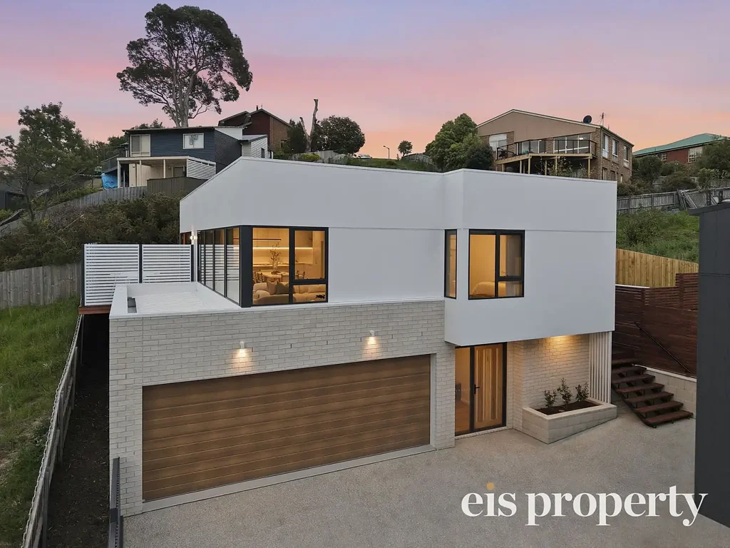 Lenah Valley 3 Bedroom Captivating brand new architecturally designed, sun-drenched townhouse...