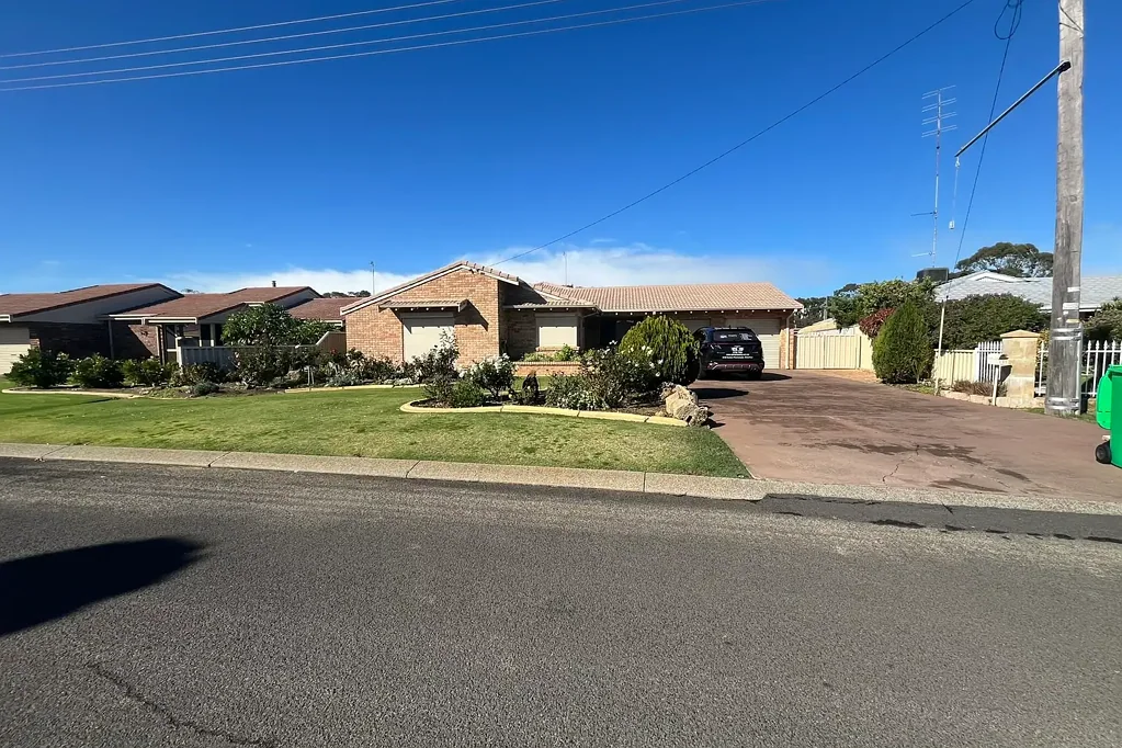 Spacious 5-Bedroom Family Home in Prime Location