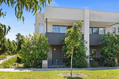Heidelberg Heights 3房 宽敞4卧现代宅邸 位于悉尼热区 典雅室内装饰 高级娱乐空间 开放式平面布局 高天花板设计 厨房设施完备 阳台赏景休憩 卧室内置衣柜 地下室储物充足 静街便利生活 公共交通便捷 Modern Town Residence