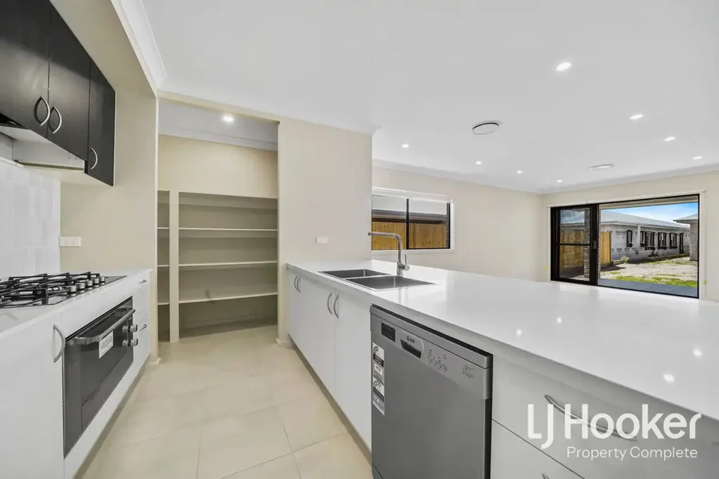 Modern Family Home with Ducted Air Conditioning & Media Room