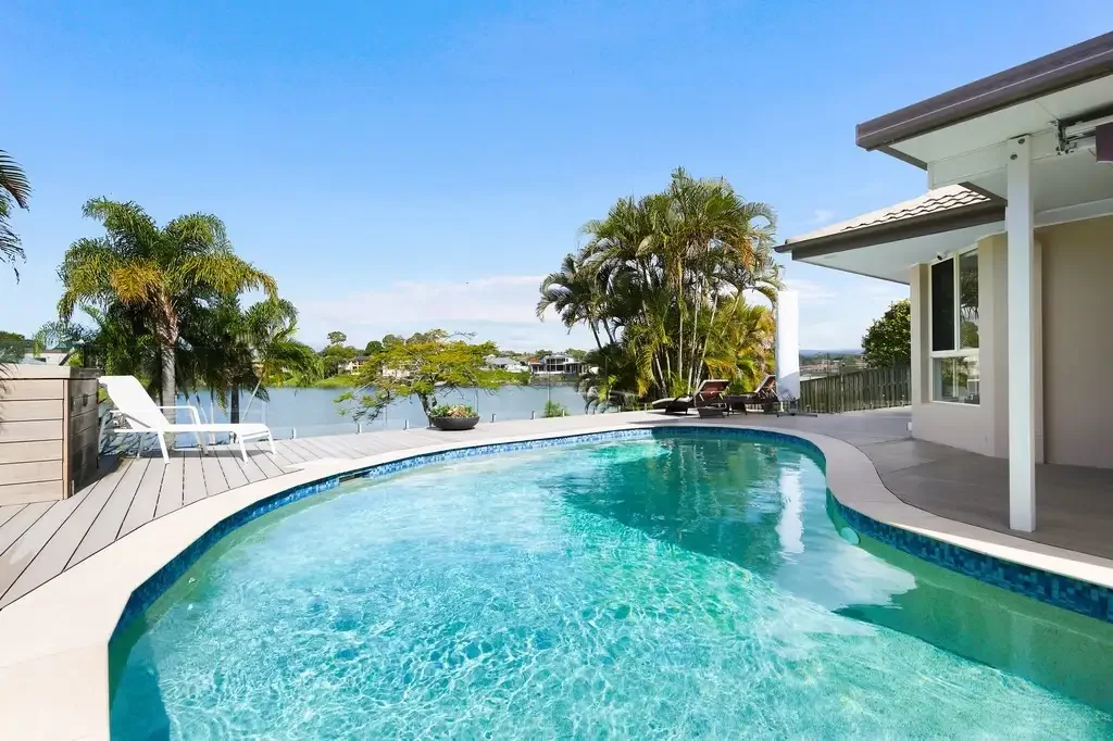 Robina 4Zimmer Sophisticated, Single-Level Lakeside Entertainer
