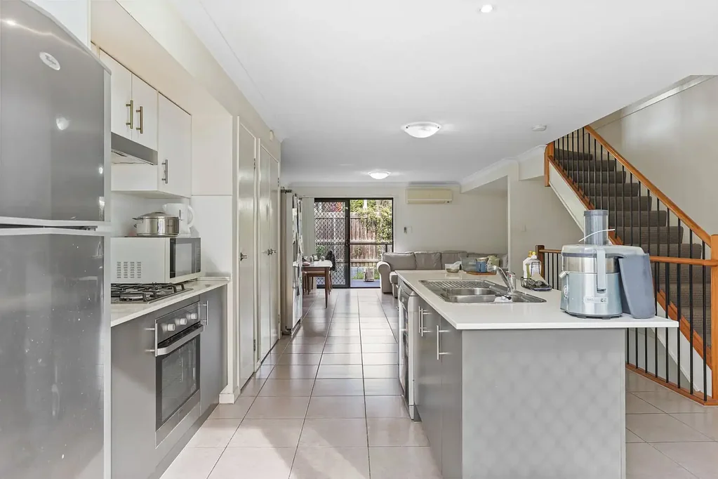 Nerang 3Habitaciones Invest or Nest: Spacious 3-Bedroom Townhouse with Dual Garage and Private Master Retreat