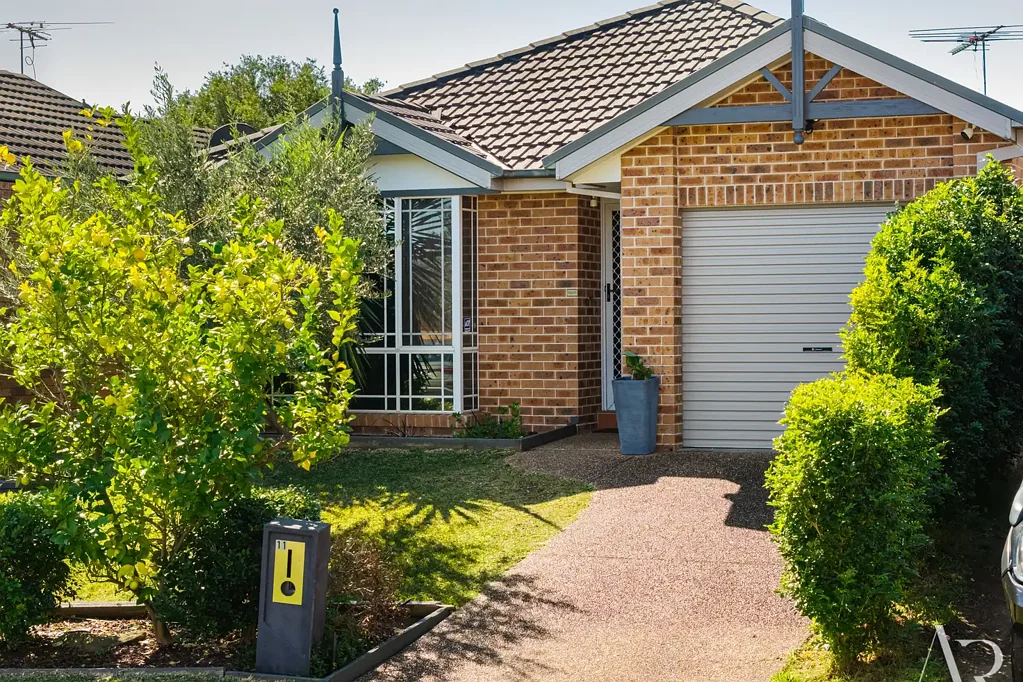 Wattle Grove 3房 精美呈现的住宅，轻松实现室内外生活 Beautifully Presented Home with Effortless Indoor-Outdoor Living