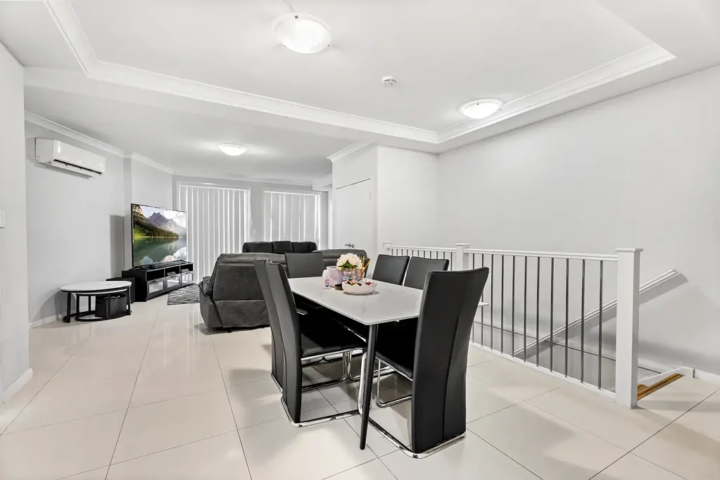 Ropes Crossing 3房 Ropes Crossing中心地带的时尚双层公寓 Stylish Dual Level Apartment in the Heart of Ropes Crossing