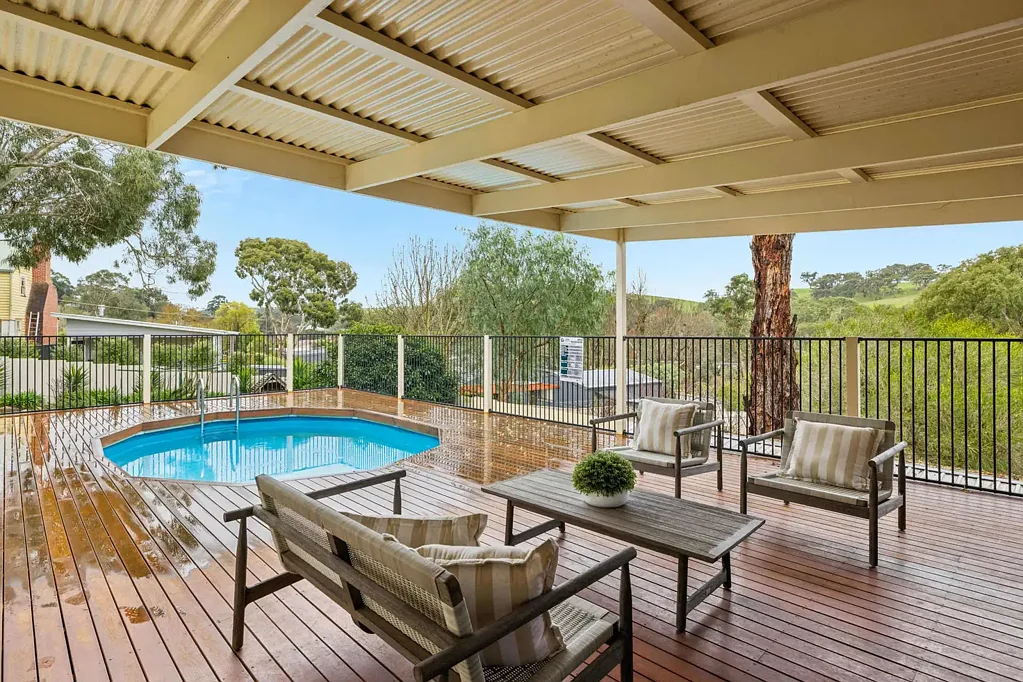 Nairne 4房  Lift Your Entertaining Status with Panoramic Poolside Views