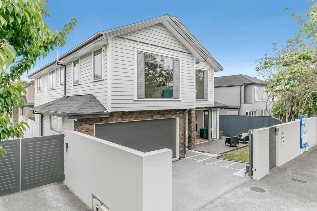 Spacious, Modern Family Retreat in Leafy Epsom...