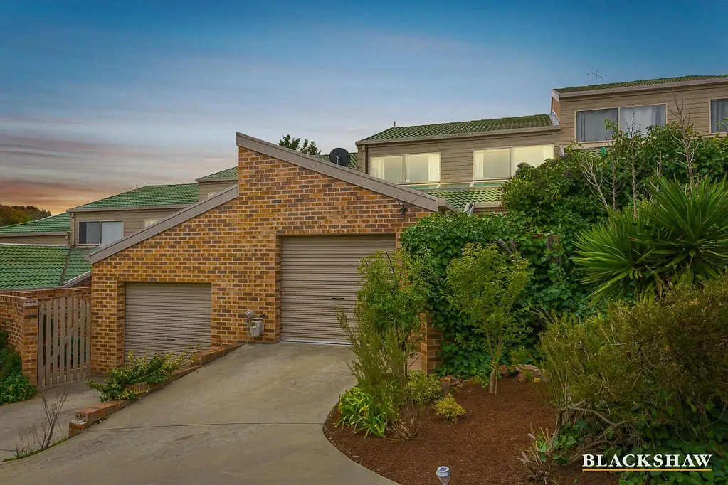 Queanbeyan 3房  Light-Filled & Unique Townhouse Living in a Quiet Complex