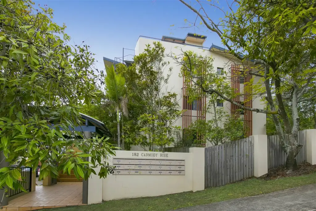 St Lucia 2Moenga Spacious Modern Unit with Rare Outdoor Living in Prime St Lucia Location