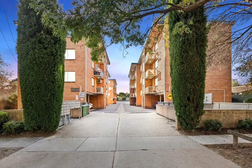 Queanbeyan East 2 Bedroom Updated Apartment directly opposite Golf Course