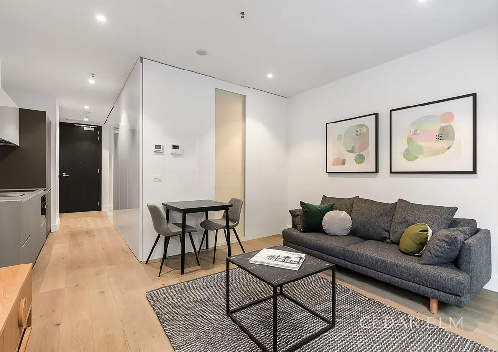 BEAUTIFUL FULLY FURNISHED LUXURY APARTMENT OVERLOOKING ALBERT PARK LAKE