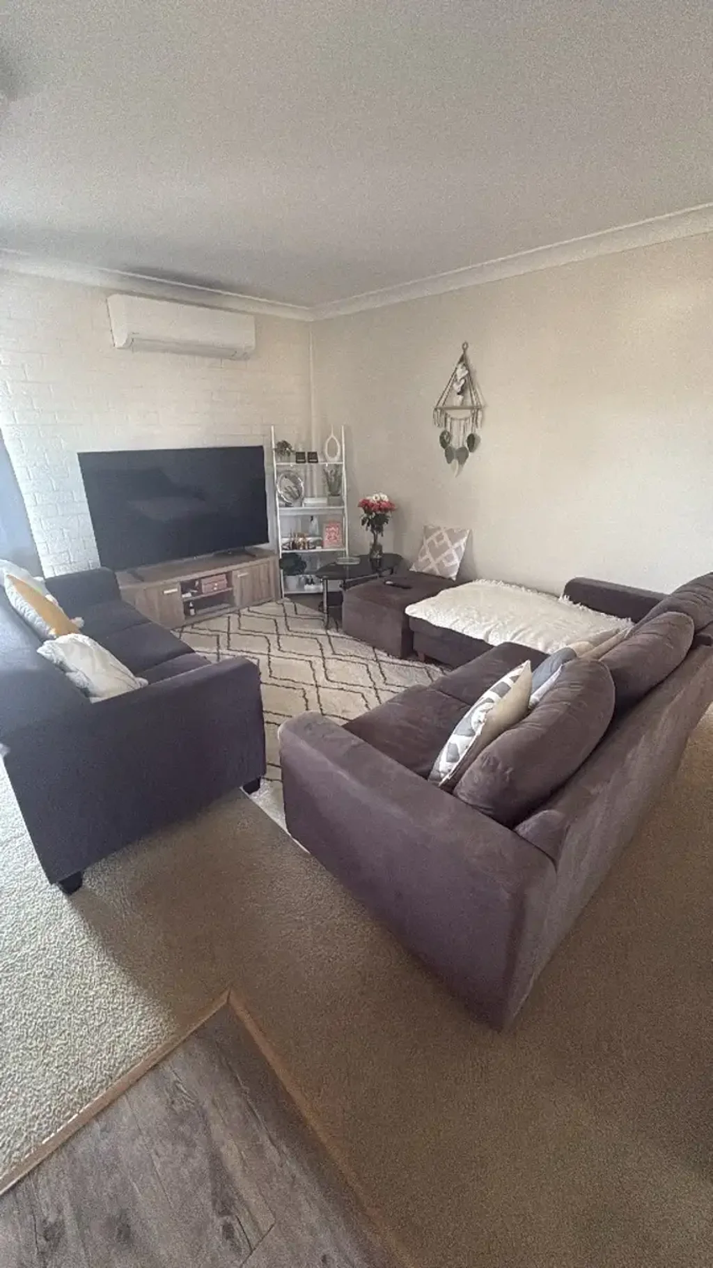 CONVENIENT AND CLOSE TO CITY CENTRE!