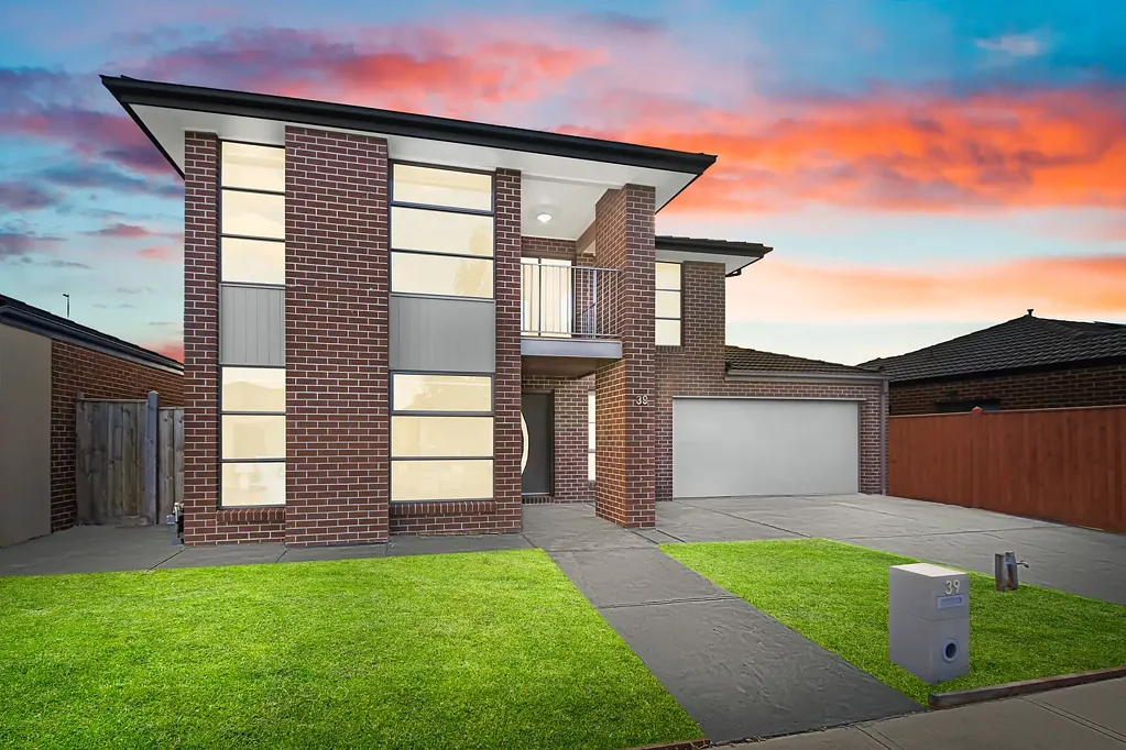 Luxurious Family Living in Tarneit- 5 bed rooms and 2 ensuits