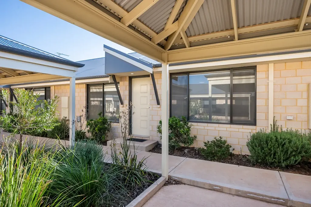 South Kalgoorlie 2कमरा 2014 Built, Brick Unit With An Existing Lease at $650pw!!