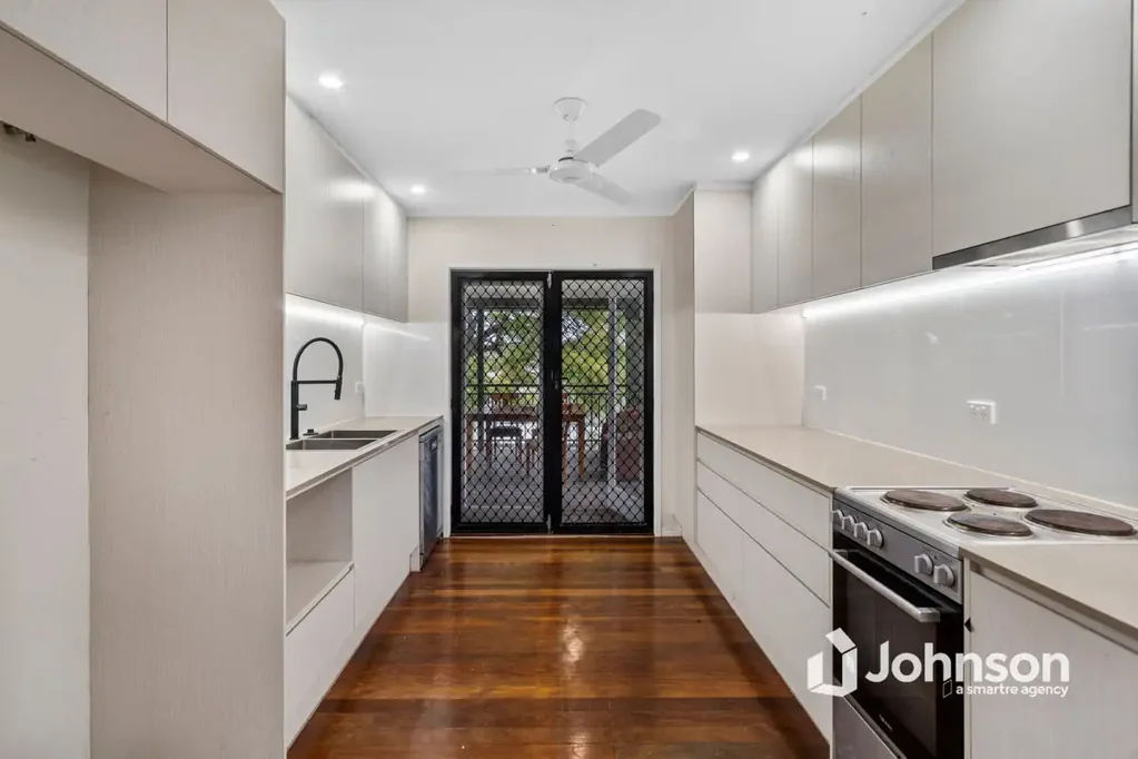 Wynnum 3침실 Massive Deck, Modern Kitchen & Endless Potential in a Prime Location!