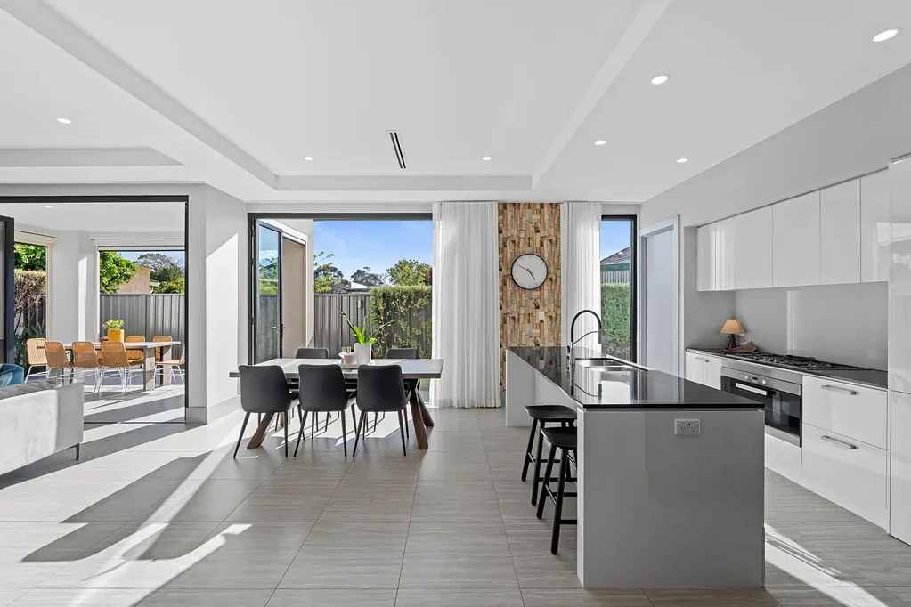Somerton Park 4房  A dynamic, dual-level entertainer with metro-coast privileges