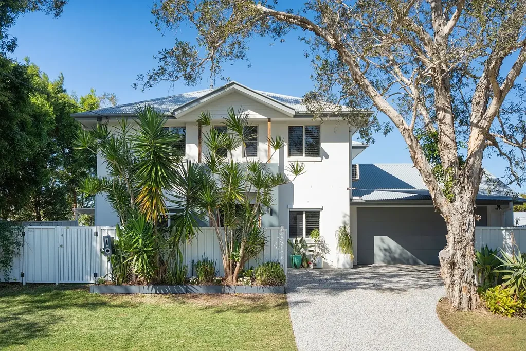 Coolum Beach 3બેડરૂમ Contemporary Coastal Living with Space, Style, Convenience and a Lift.