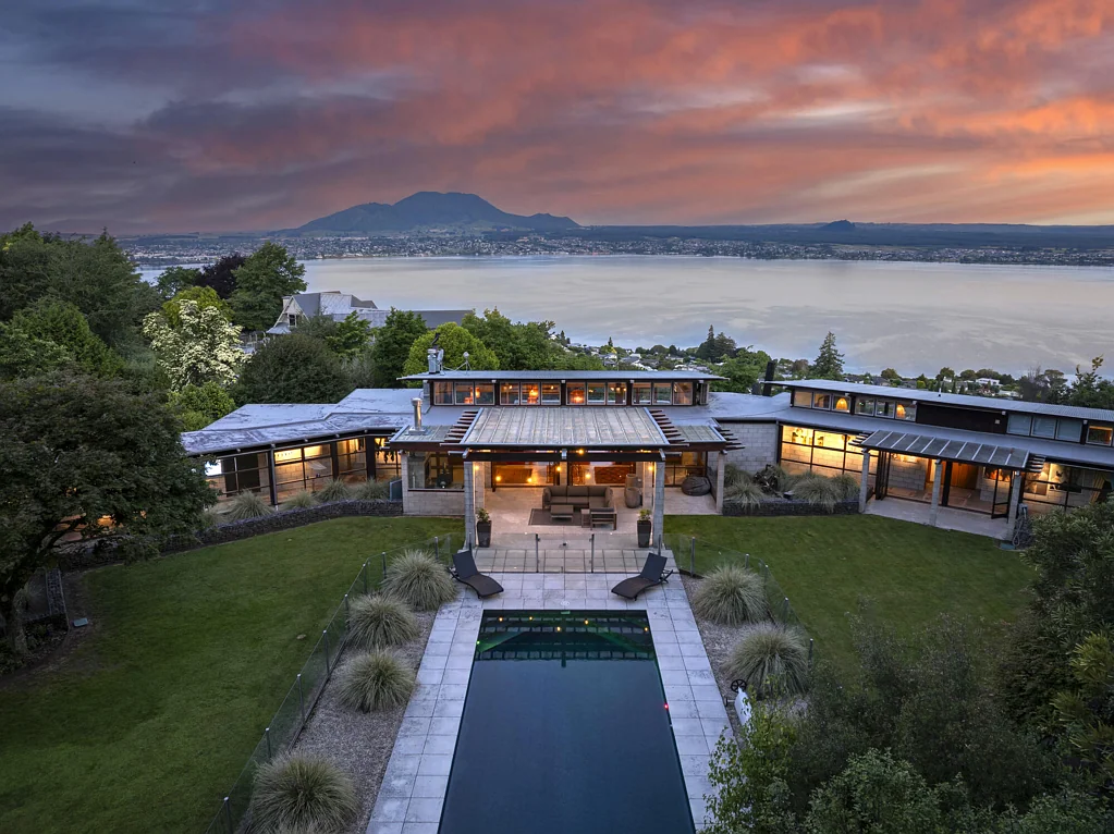 Acacia Bay 5 Slaapkamer Architectural Integrity and Timeless Design