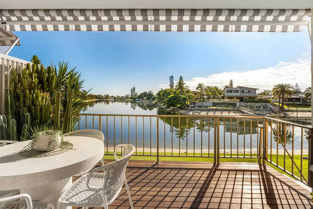 Stunning Waterfront Apartment (Unfurnished) - Renovated to Perfection