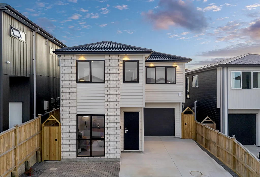 Flat Bush 5Zimmer Master Built Gem with Reverse views!
