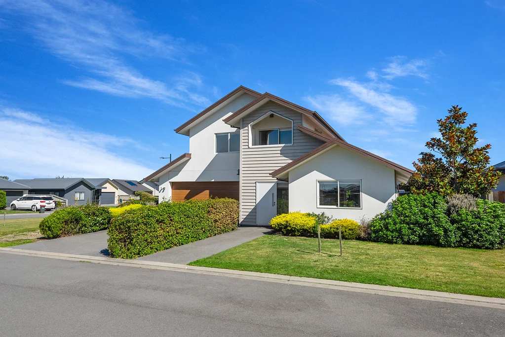 Rolleston 4Moenga Stand out from the crowd