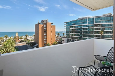 St Kilda 2房 北角黄金位置 海滨高层公寓 60年代经典 滨水生活 96路16路电车 停车位产权 OUTRAGEOUS SWEEPING BAY VIEWS!