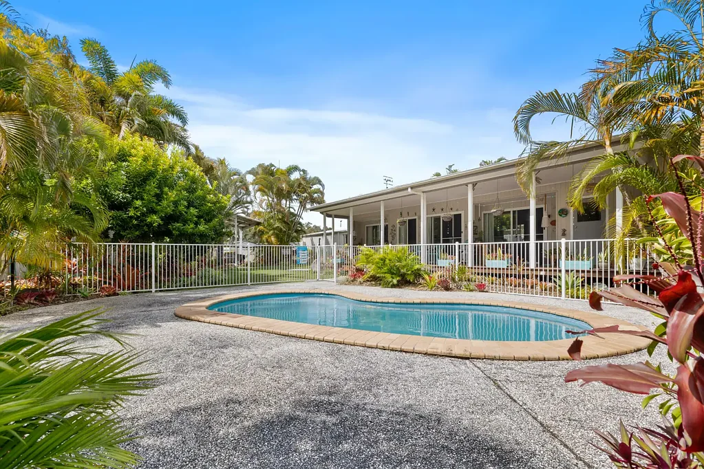 Cooloola Cove 2 Slaapkamer Spacious 2-Bedroom Home with Pool, Office & Room to Move on 1,342m²