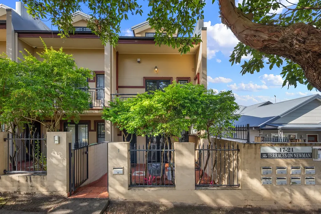 Mortdale 3房 全砖排屋 三层设计 两个庭院 开放式厨餐 三卧带套间 现代装修 邻近Mortdale Village 超大车库 无缝室内外 Terrace Living in the Heart of Mortdale