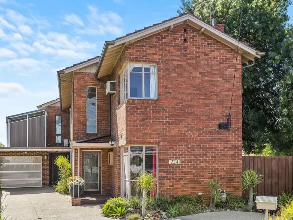 Large Townhouse with Character just Metres from the Strand!