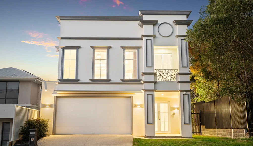 Calamvale 5Moenga Grand Luxury Residence Only 1 Year Old on a Rare 2,776m2 Landholding - A Unique Opportunity
