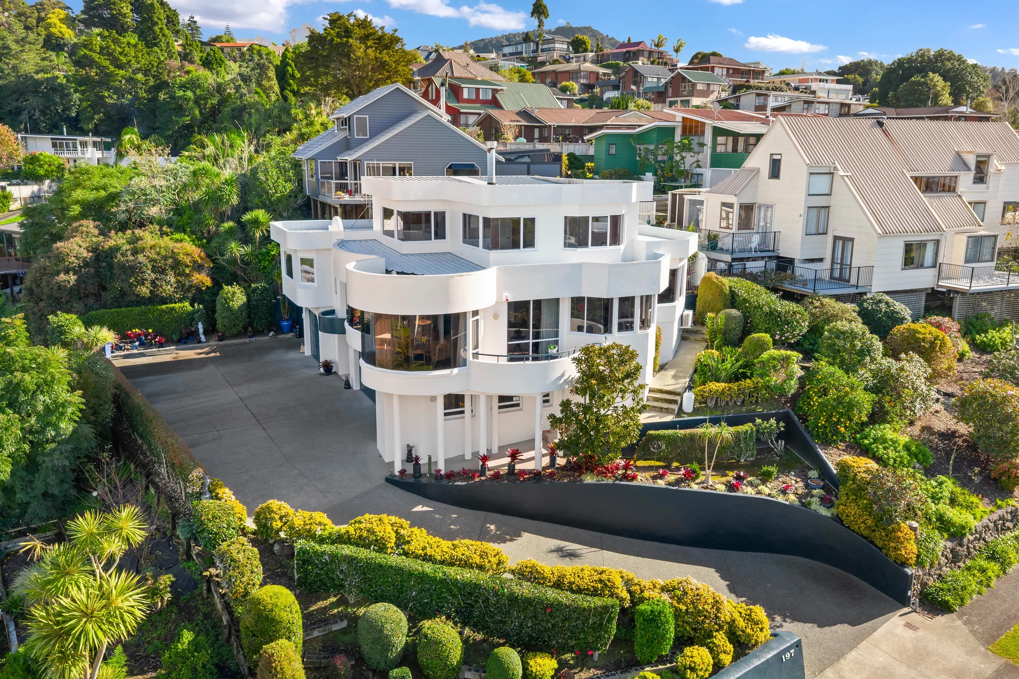 Te Kamo 4Phòng ngủ A Landmark Home with Views to Match