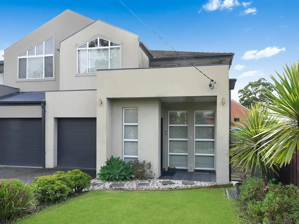 Modern and bright home in convenient pocket