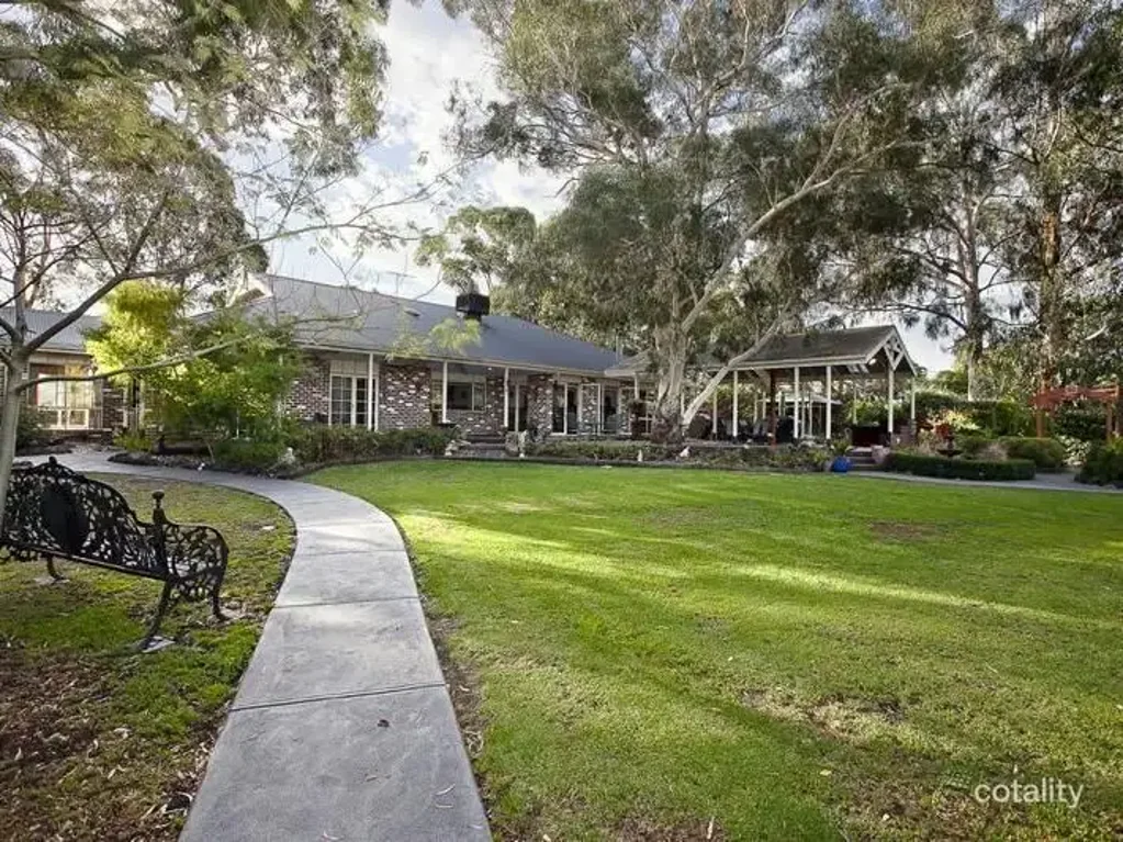 Cranbourne East 4ਬੈੱਡਰੂਮ A Rare Lifestyle & Development Opportunity (GRZ1 Zone)