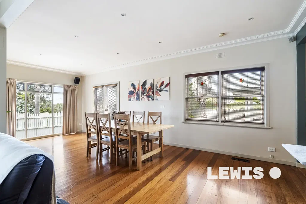 Essendon West 4房 备受追捧的生活区，提供绝佳住宿选择！ Amzing Accommodation Options in Sort After Lifestyle Precinct !