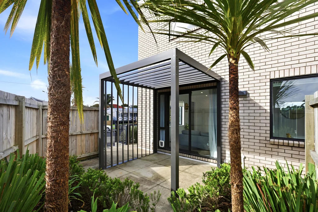 Te Atatu Peninsula 2房  Spacious End Unit - Must Be Seen!