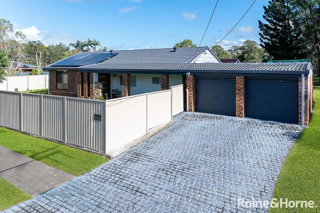 Daisy Hill 4chambre Beautifully Renovated Family Home on a Corner Block - Move-In Ready