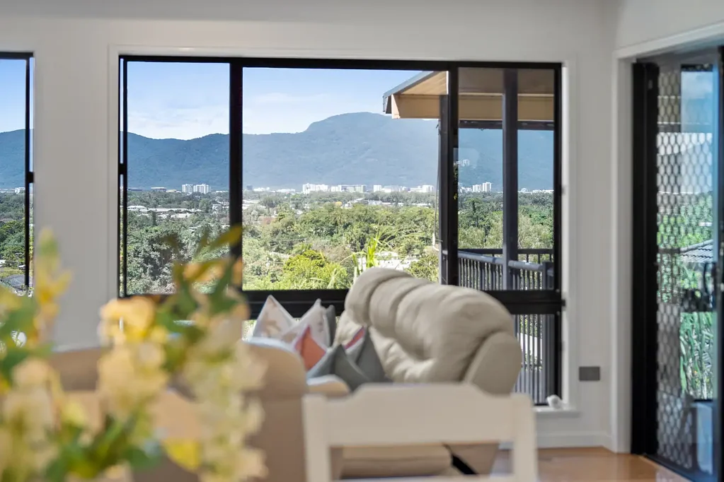 Whitfield 4कमरा Effortless executive living with panoramic views.