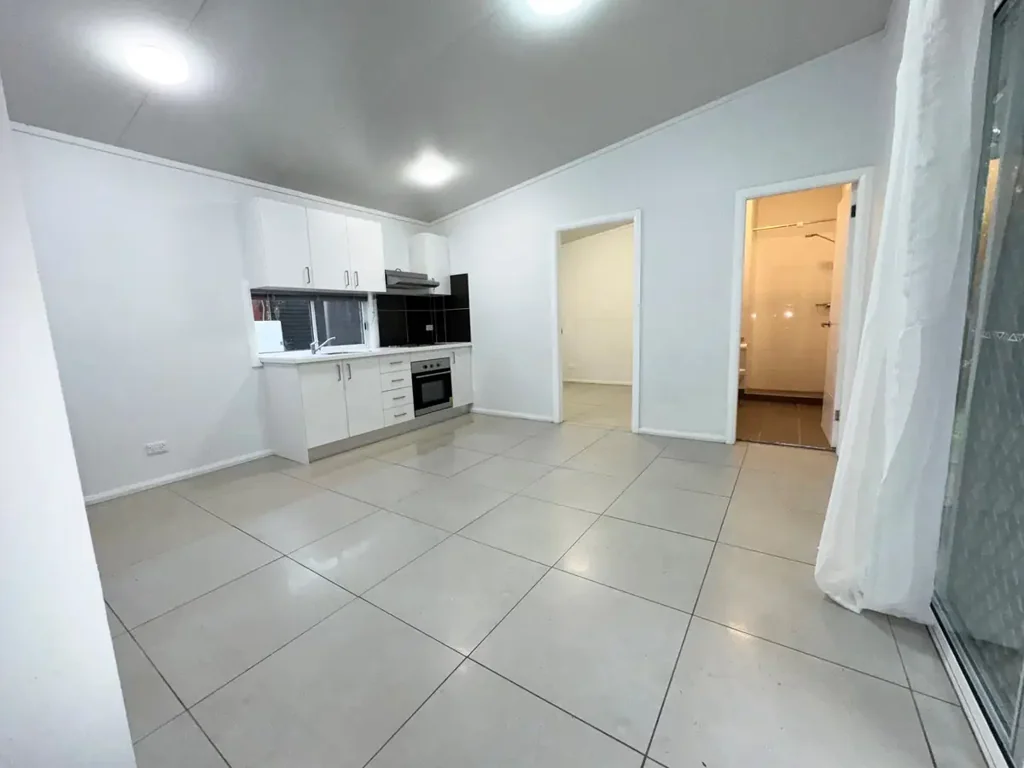 Modern 3 Bedroom Granny Flat + Water Included!