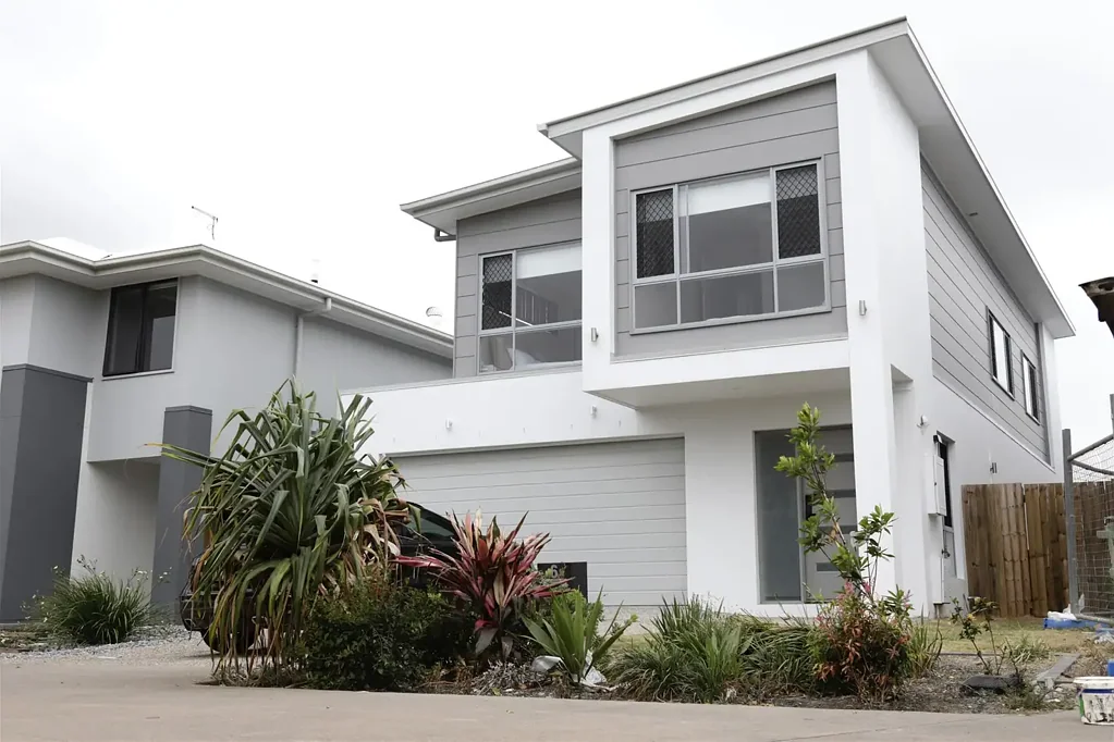 Modern stylish 4 bedrooms 3 bathrooms wonderful sized house with 2 car parking spaces situated in a quiet location （Unfurnished）