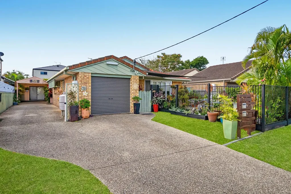 Paradise Point 2房  Single-Level, North Facing Duplex with Dual Living Potential
