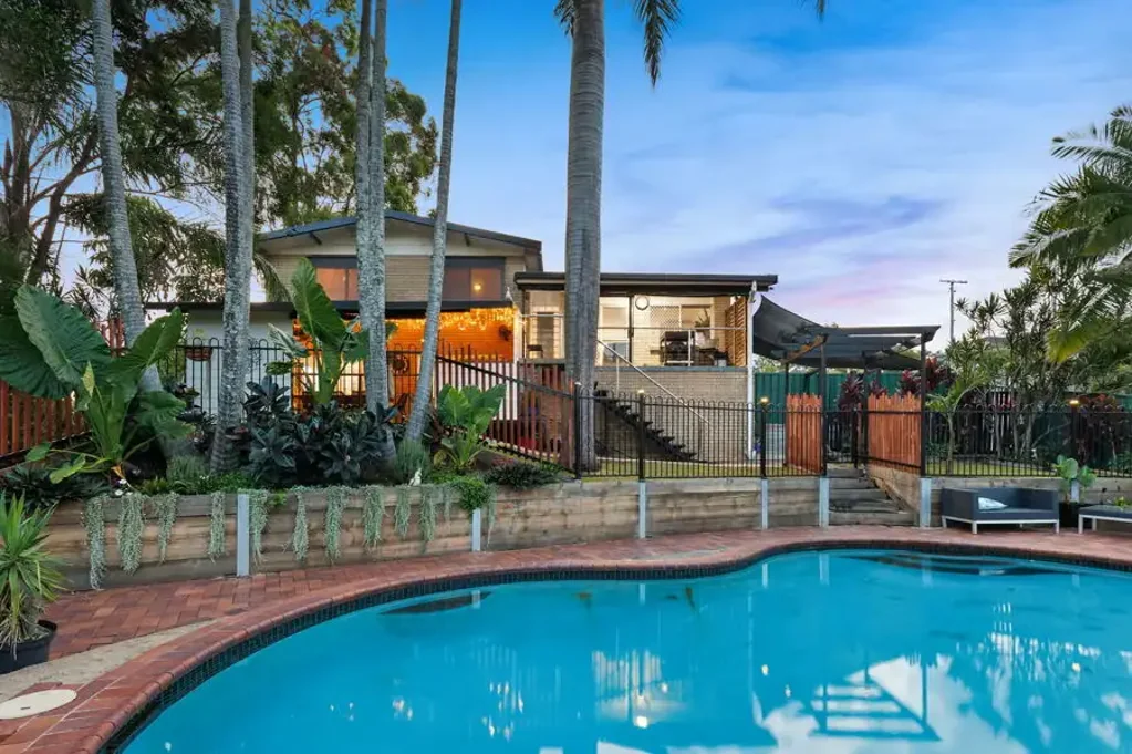 Molendinar 3chambre STUNNING PARK OVERLOOK - FIRST CLASS RENOVATION - 690M2 CORNER BLOCK - CLOSE TO SCHOOLS, UNI, G-LINK, HOSPITALS