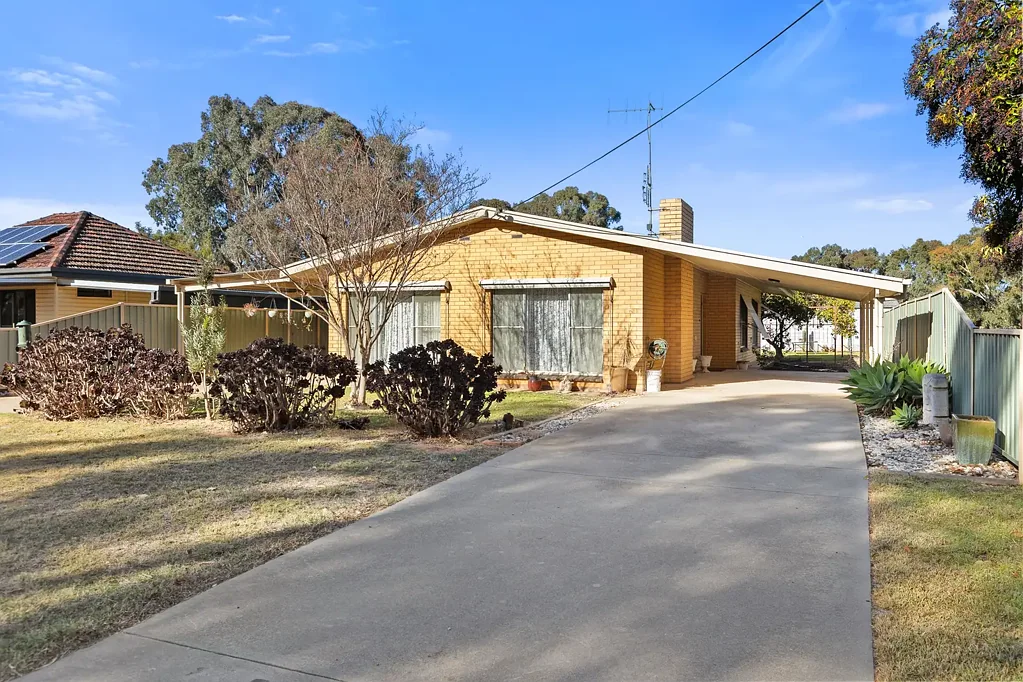 Tatura 3ห้องนอน Spacious Home with Character, Shedding & Development Potential – Prime Location in Tatura