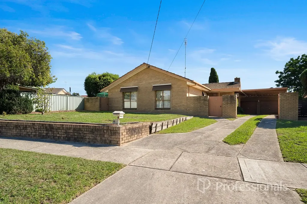 FAMILY HOME WITH LARGE YARD & ENTERTAINING AREA