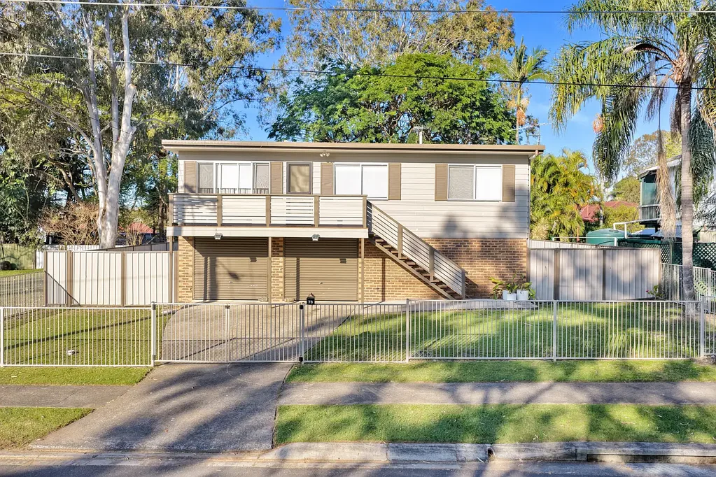 Beenleigh 3कमरा High-Set Haven with Double Garage & Massive Workshop - Move-In Ready