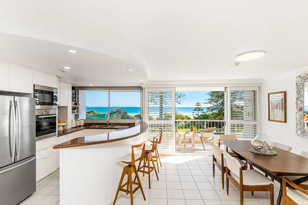 Coolangatta 2ਬੈੱਡਰੂਮ FIRST TIME OFFERED SINCE NEW | COVETED CENTRE POSITION WITH ICONIC RAINBOW BAY VIEWS